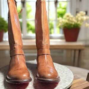 Bed|Stu Gogo Lug Handmade
Tall Boots - Tan Rustic
Leather Brown Leather SZ 8.5